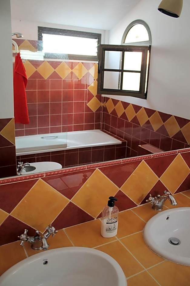 Cama en habitación compartida mixta con 4 camas y baño